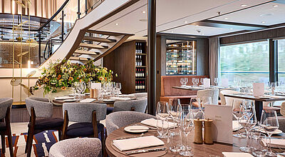 Eingedeckter Tisch im modernen Restaurant des Flusskreuzfahrtschiffs Viva Enjoy