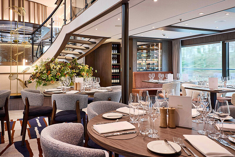Eingedeckter Tisch im modernen Restaurant des Flusskreuzfahrtschiffs Viva Enjoy