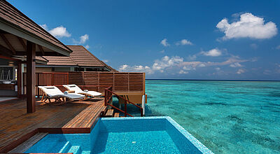 Das Fünf-Sterne-Resort Varu by Atmosphere bietet 39 Beachfront-Villas und 69 Overwater-Villas