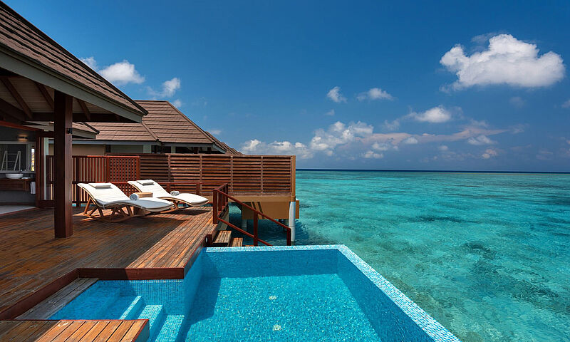 Das Fünf-Sterne-Resort Varu by Atmosphere bietet 39 Beachfront-Villas und 69 Overwater-Villas