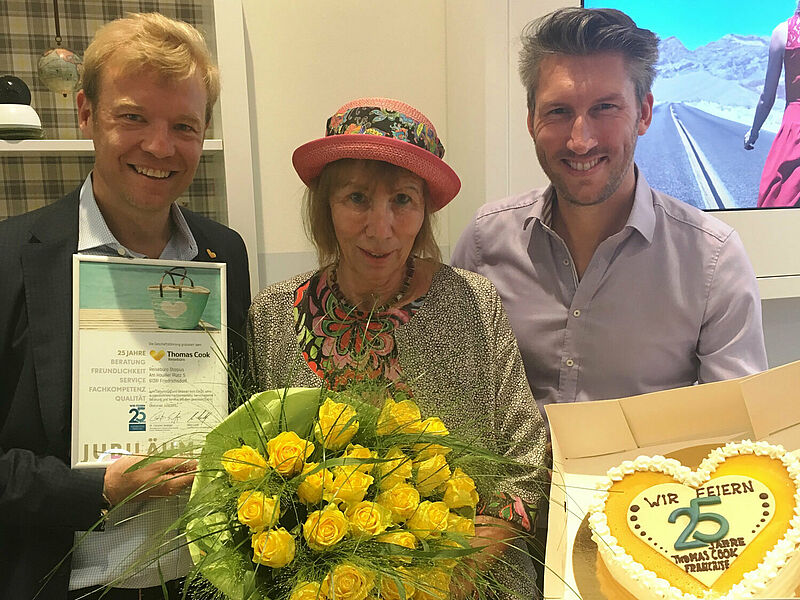 Gratulierte Astrid und Christian Stosius persönlich: Cook-Vertriebschef Carsten Seeliger (links). Foto: Thomas Cook