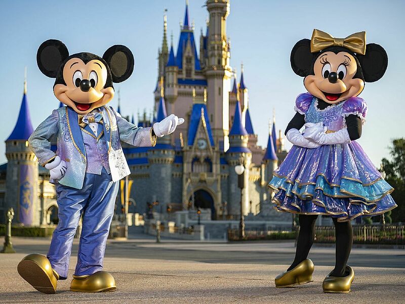 Minnie und Micky strahlen genauso jung wie immer. Foto: Disney