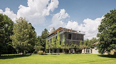 Firmensitz von ASI Reisen in einem modernen Gebäude mit viel Grün drumherum