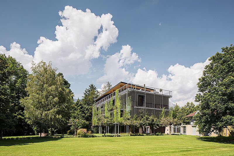 Firmensitz von ASI Reisen in einem modernen Gebäude mit viel Grün drumherum