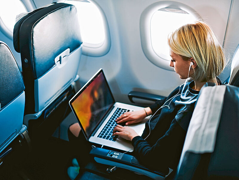 WLAN über den Wolken: Im Internet surfen ist längst nicht bei allen Airlines möglich. Foto: GaudiLab/iStockphoto
