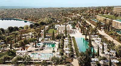 Das Akra Didim hat 279 Zimmer Luxuriöses mediterranes Resort mit Panoramaausblick über Olivenhaine, Infinity-Pools und stilvollen Sonnenterrassen an der Küste der griechischen Peloponnes – nachhaltige Architektur Küste der griechischen Peloponnes – nachhaltige Architektur und exklusives Reiseziel für anspruchsvolle Genießer und Wellnessurlauber.