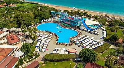 Ein Resort mit großem Pool direkt am Strand