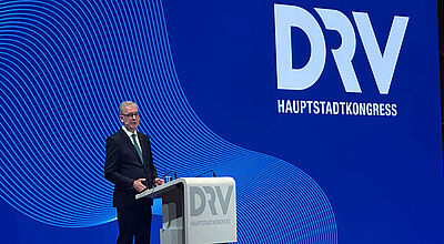 Mann auf Bühne