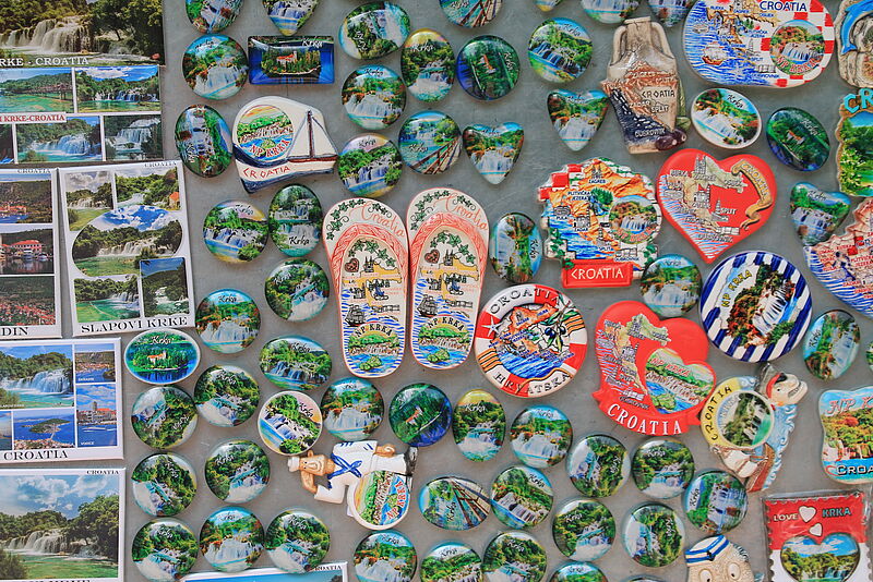 Kroatien bleibt auch in diesem Jahr ein beliebtes Reiseziel bei deutschen Urlaubern Eine Sammlung von Magneten mit Kroatien-Motiven