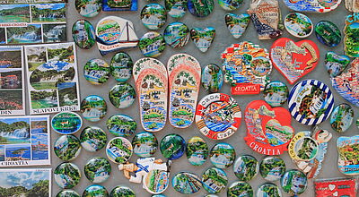 Eine Sammlung von Magneten mit Kroatien-Motiven