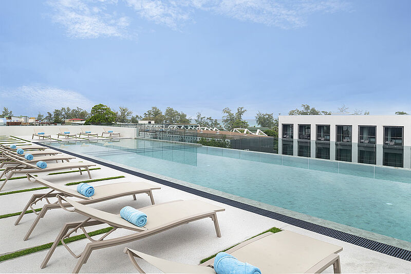 Der Pool des neuen Jono X Phuket Karon in der südthailändischen Ferienregion Phuket