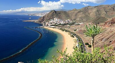 Im Fokus der Winterpräsentation stehen die Kanaren, im Bild Teneriffa Ein langer Sandstrand, im Hintergrund karge Berge