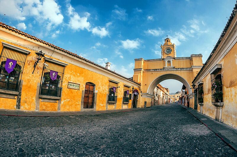 Großartige Landschaft, historische Städte wie hier Antigua: Das kleine Land Guatemala bietet Reisenden eine große Vielfalt