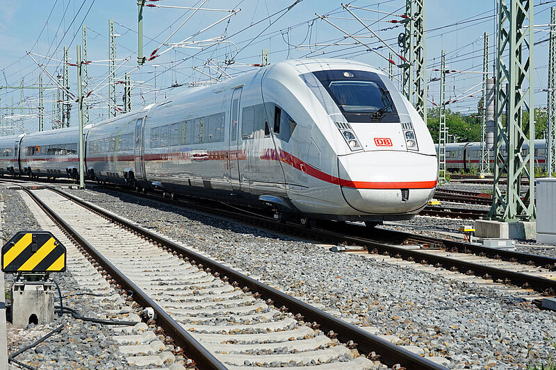 Die Bahn wird 2023 wieder dick ins Minus rutschen, rechnet aber mit einem Gästerekord im Fernverkehr. Foto: Deutsche Bahn