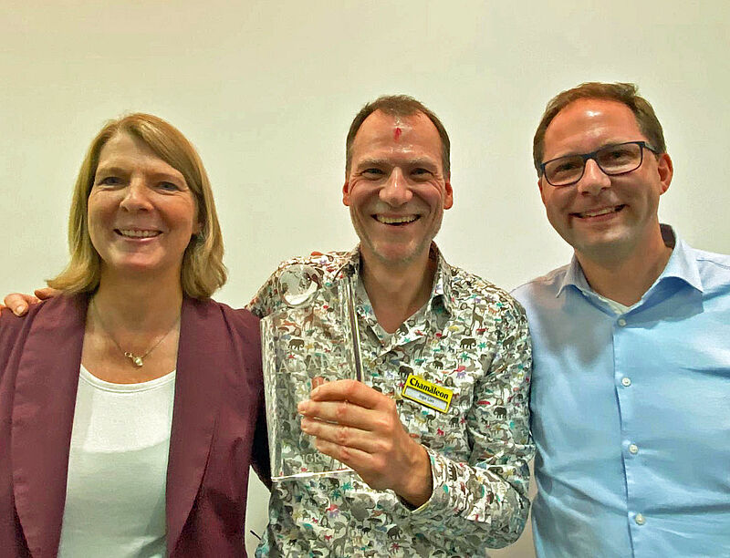 Die Igro-Vorstandsmitglieder Heike Lessner und Gustav Krull zusammen mit Chamäleon-Gründer Ingo Lies (Mitte). Foto: Igro