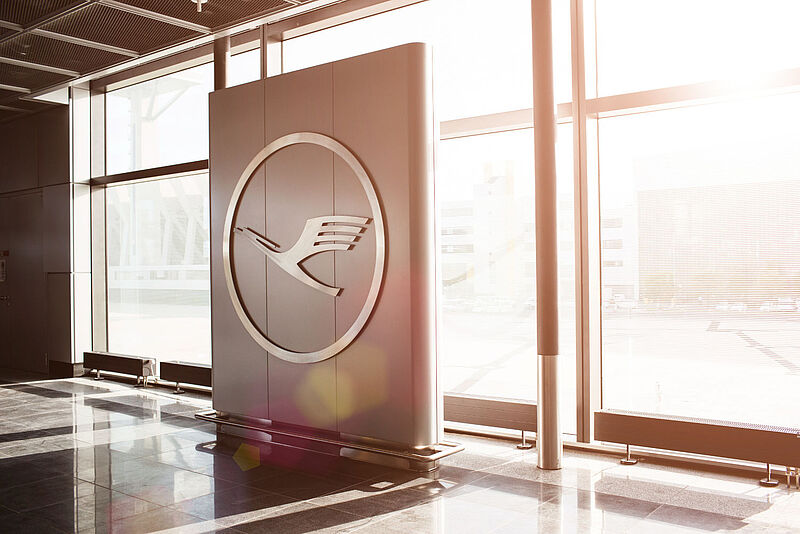Stele mit dem Logo von Lufthansa in der Konzernzentrale der Lufthansa-Gruppe