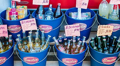 Geschäfte, die in bestimmten Zonen an der Playa de Palma Getränke verkaufen, müssen nun zwischen 21.30 und 8 Uhr schließen. Foto: NaLha/iStock