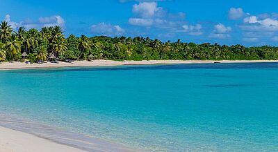 Paradiesischer Strand mit türkisblauem Meer und Palmen auf den Yasawa-Inseln, Fidschi – perfektes Reiseziel für Badeurlaub und Erholung im Südsee-Resort