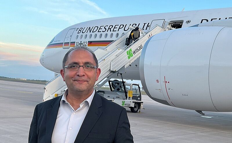 Önder Sancarbarlaz vor dem Regierungsflieger während der Reise mit Wirtschaftsminister Robert Habeck