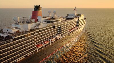 Kreuzfahrtschiff auf dem offenen Meer aus der Vogelperspektive