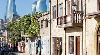 Aserbaidschan: Hinter der Altstadt aus dem 11. Jahrhundert ragt das Fairmont Baku heraus