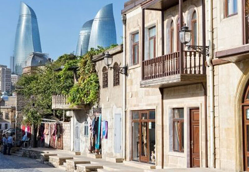 Aserbaidschan: Hinter der Altstadt aus dem 11. Jahrhundert ragt das Fairmont Baku heraus