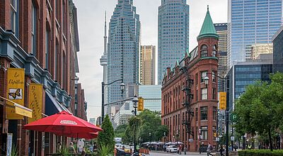 Blick in einen Straßenzug in Toronto auf das Flatiron-Gebäude