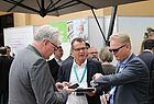 Blick auf die Uhr: Alltours-Chef Marcus Daldrup mit Stefan Vorndran von BCD (Mitte) und Unternehmensberater Michael Althoff