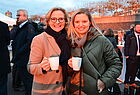 Stießen nach der Taufe mit einem Glühwein an: Bettina Zwickler von der Kreuzfahrt-Initiative und Christine Fäth-Schubert von Kreuzfahrten.de