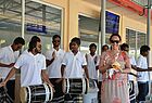Maledivische Musiker spielen zur Ankunft. Im Bild Luisa Buß vom Reisecenter Alltours in Coesfeld
