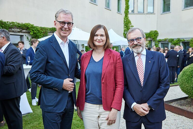 Für DRV-Präsident Norbert Fiebig (links), hier mit der Tourismusbeauftragten Claudia Müller und Spaniens Botschafter Ricardo Martinez Vazquez, sind die Eckpunkte der Tourismusstrategie zu unkonkret