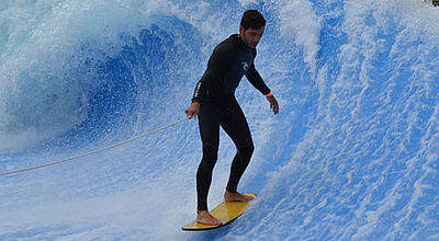 Das Wellenreitbecken ist wohl einer der wenigen Plätze im Sol Wave House, in dem die Gäste auf Twitter verzichten werden