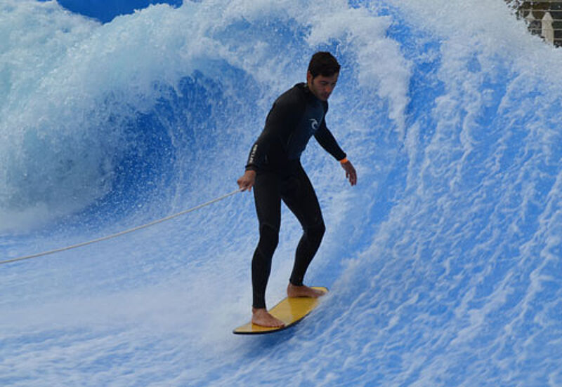 Wer in einem Melia-Hotel übernachtet, darf morgens kostenlos 15 Minuten Wellenreiten