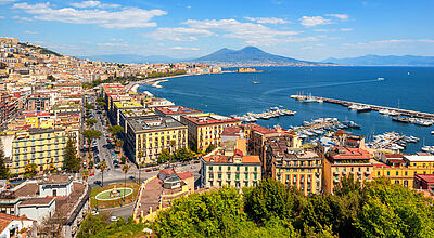 Blick auf Neapel und die Bucht von Neapel, im Hintergrund der Vesuv
