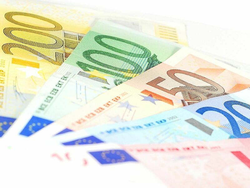 Wer in der Krise überflüssige Verträge aussetzt, kann Geld sparen. Foto: Petros Tsonis/Stockphoto