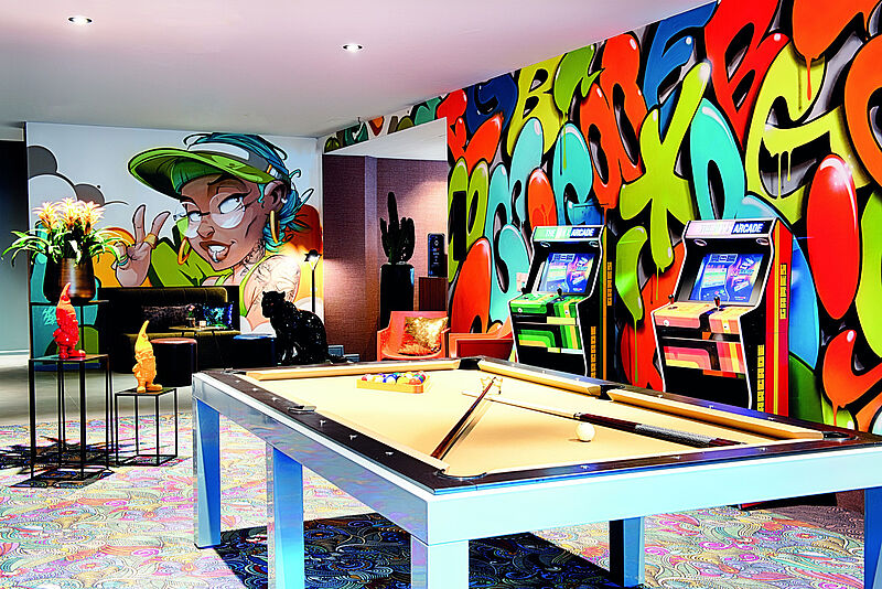 Im Nyx Hotel Mannheim können die Gäste Billard spielen oder sich mit Pacman durch ein Labyrinth fressen
