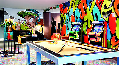 Im Nyx Hotel Mannheim können die Gäste Billard spielen oder sich mit Pacman durch ein Labyrinth fressen