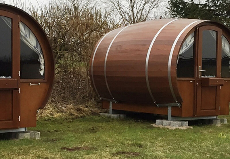 Nicht mega-luxuriös, aber anders: Übernachtung im Schlaffass