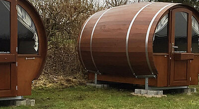 Nicht mega-luxuriös, aber anders: Übernachtung im Schlaffass