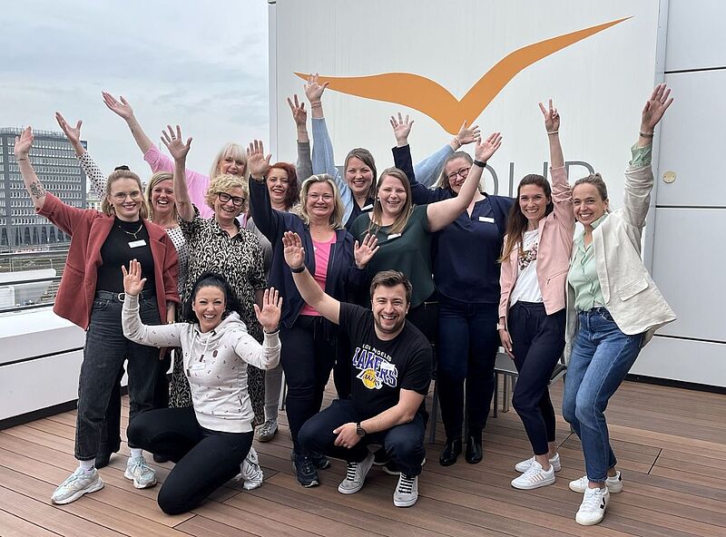 Ein Teil der Quereinsteiger zu Besuch in München mit TVG-Chefin Birgit Aust (zweite Reihe, Zweite von links) und Natalija Engert (Projektleiterin des TVG-Quereinsteigerprogramms, außen rechts)