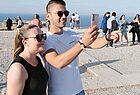 … wo die Reiseverkäufer ausführlich Selfies machten, hier Julia Schröder vom Lufthansa City Center Reisebüro Übersee und Marc Pascal Umlauff vom Reisebüro Stepholt 