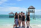 (Von links) Stefanie Rebell, Vanessa Wigant, Simon Hederer, Johanna Brunner und Eliza Löffelmann am Strand von Cayo Coco