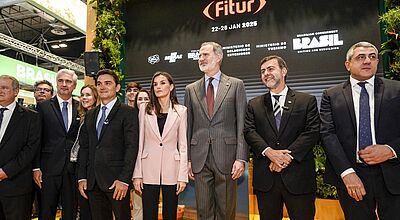 Das spanische Königspaar Letizia und Felipe geht durch die Messehallen in Madrid