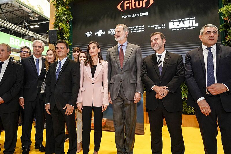 Das spanische Königspaar Letizia und Felipe geht durch die Messehallen in Madrid