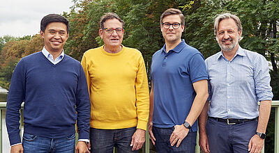 Lernidee-Gründer Hans Engberding (zweiter von links) tritt ab, Nurlan Mukash, Felix Willeke und Christian Buschhaus übernehmen