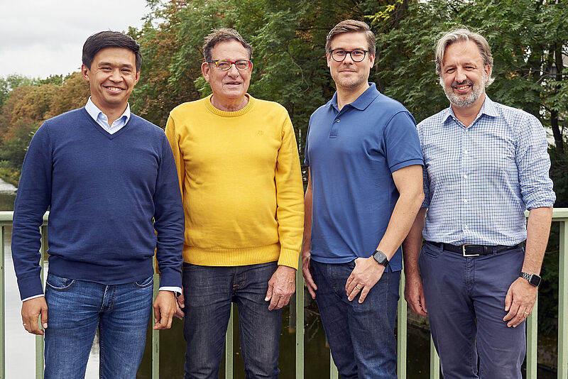 Lernidee-Gründer Hans Engberding (zweiter von links) tritt ab, Nurlan Mukash, Felix Willeke und Christian Buschhaus übernehmen