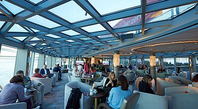 Tagungsteilnehmer auf Flusskreuzfahrtschiff