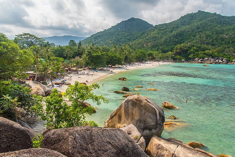 Blick auf eine Bucht mit türkisfarbenem Wasser auf Koh Samui