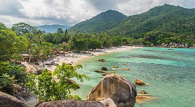 Blick auf eine Bucht mit türkisfarbenem Wasser auf Koh Samui