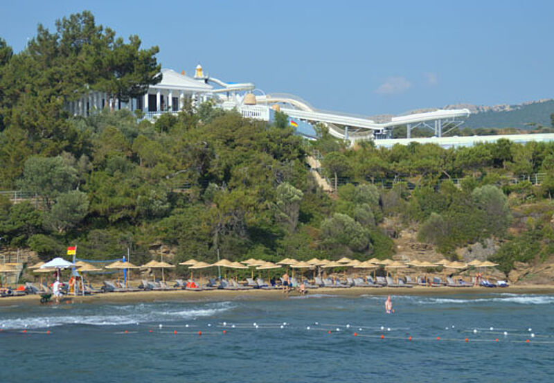 Blick auf den Strand des Club Marvy in Özdere an der Ägäis